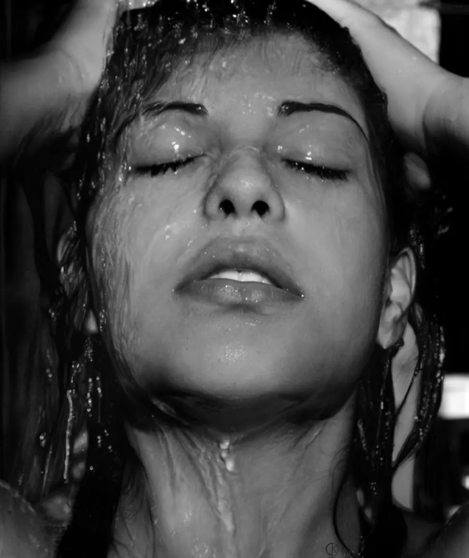 Hyperrealistic paintings Diego Fazio woman beautiful water