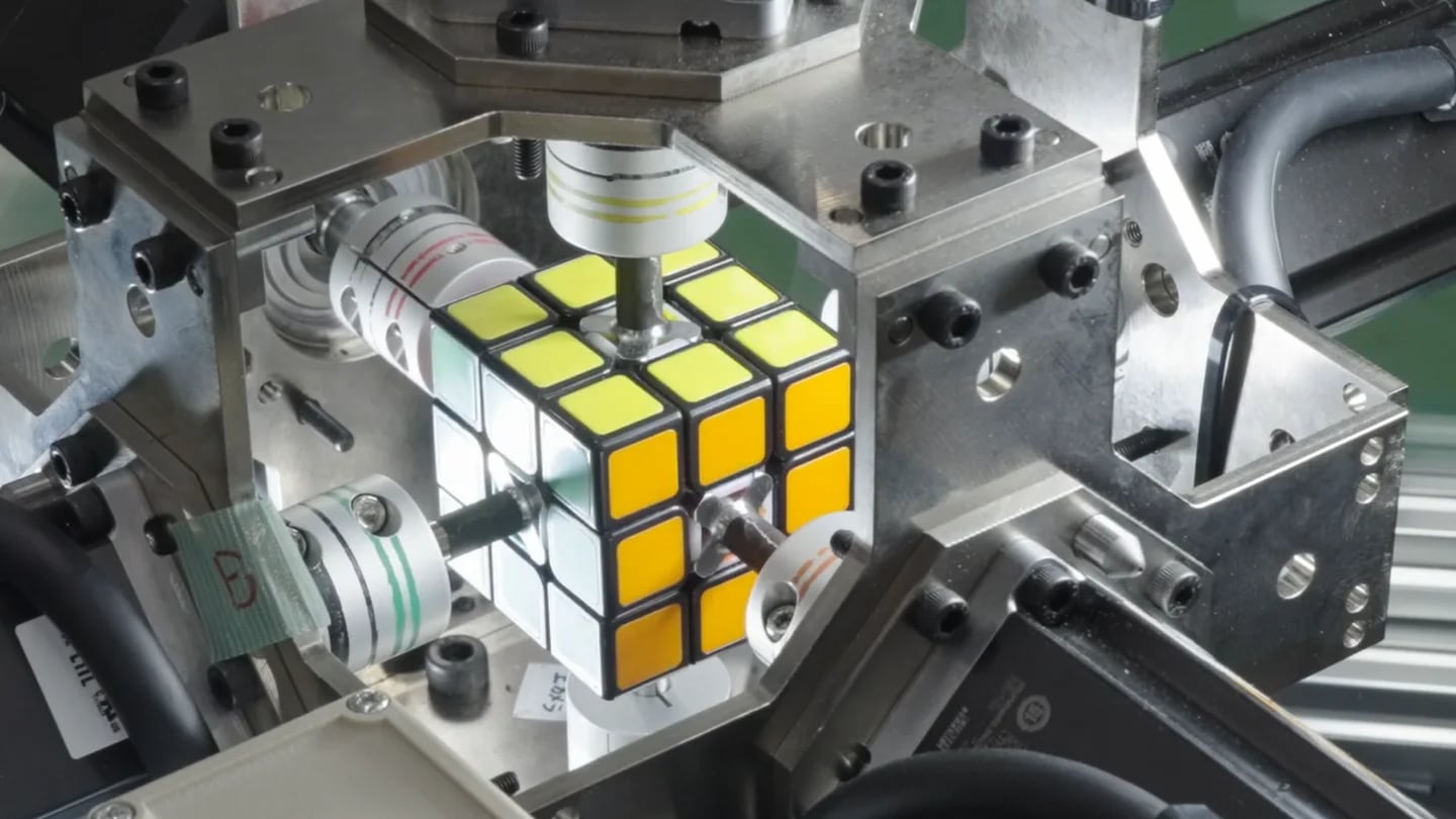 The robot uses artificial intelligence to analyze colors and execute movements of a Rubiks cube