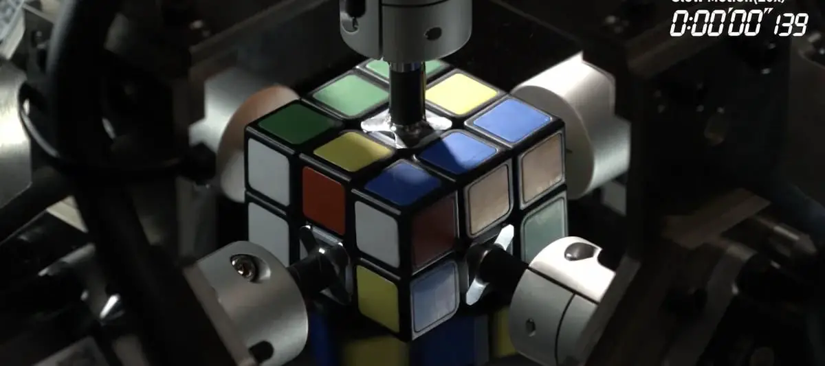 The robot uses artificial intelligence to analyze colors and execute movements of a cube