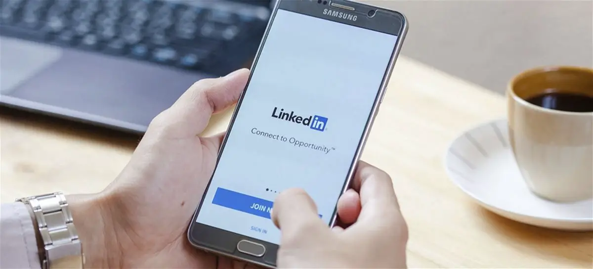 LinkedIn Premium allows you to erase the first and last names of users who have viewed other profiles