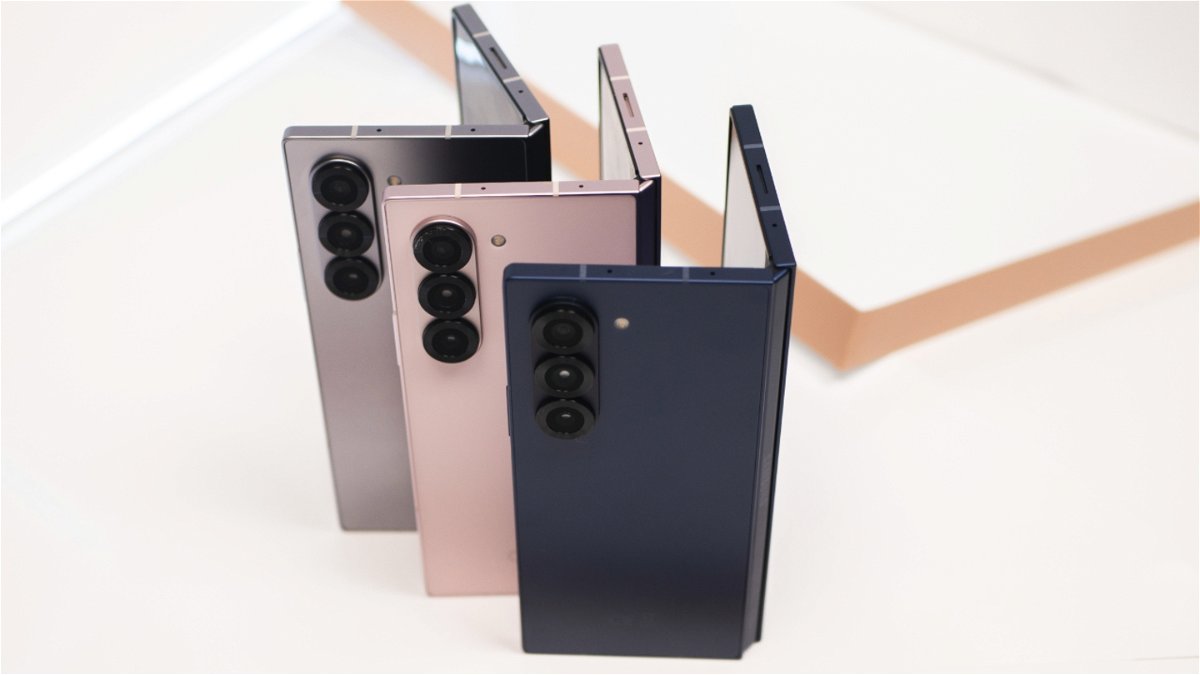 The three base colors of the Samsung Galaxy Z Fold6: gray, pink and dark blue